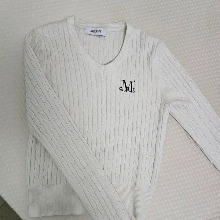 [SOLD OUT] 무센트 브이넥 크롭 니트