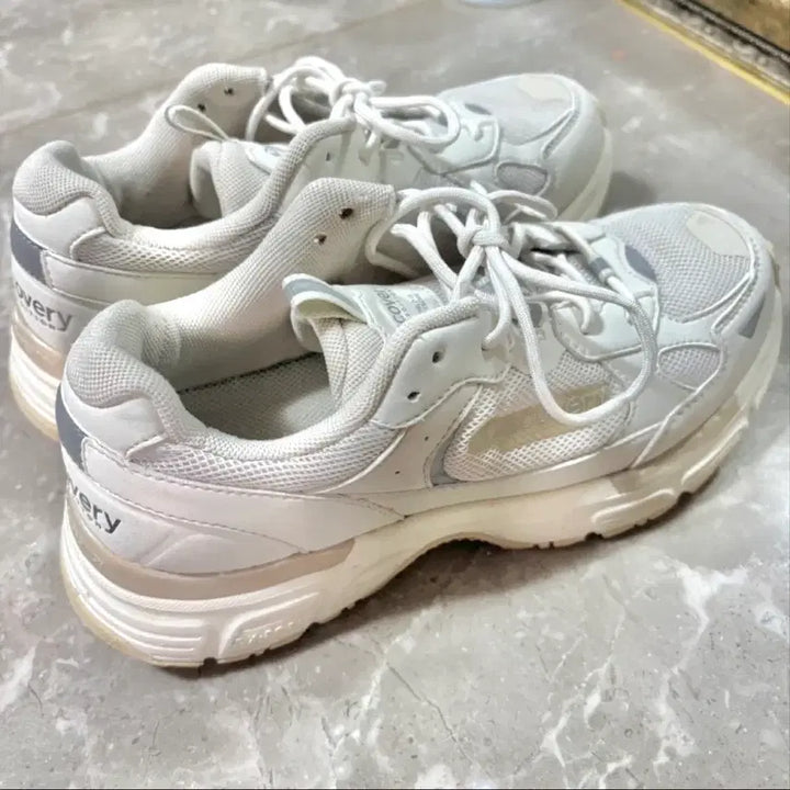 [BUNJANG] Discovery Ivory Sneakers 230 / 디스커버리 운동화 아이보리 230