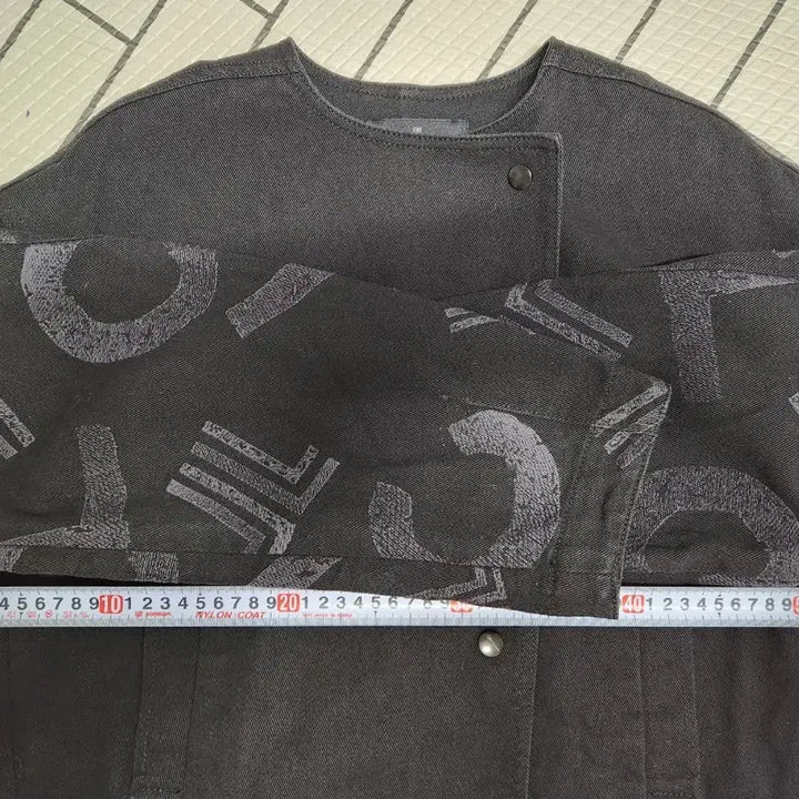 [SOLD OUT] 거의새거) 랑방 로고 자수 데님 점퍼 / 블랙