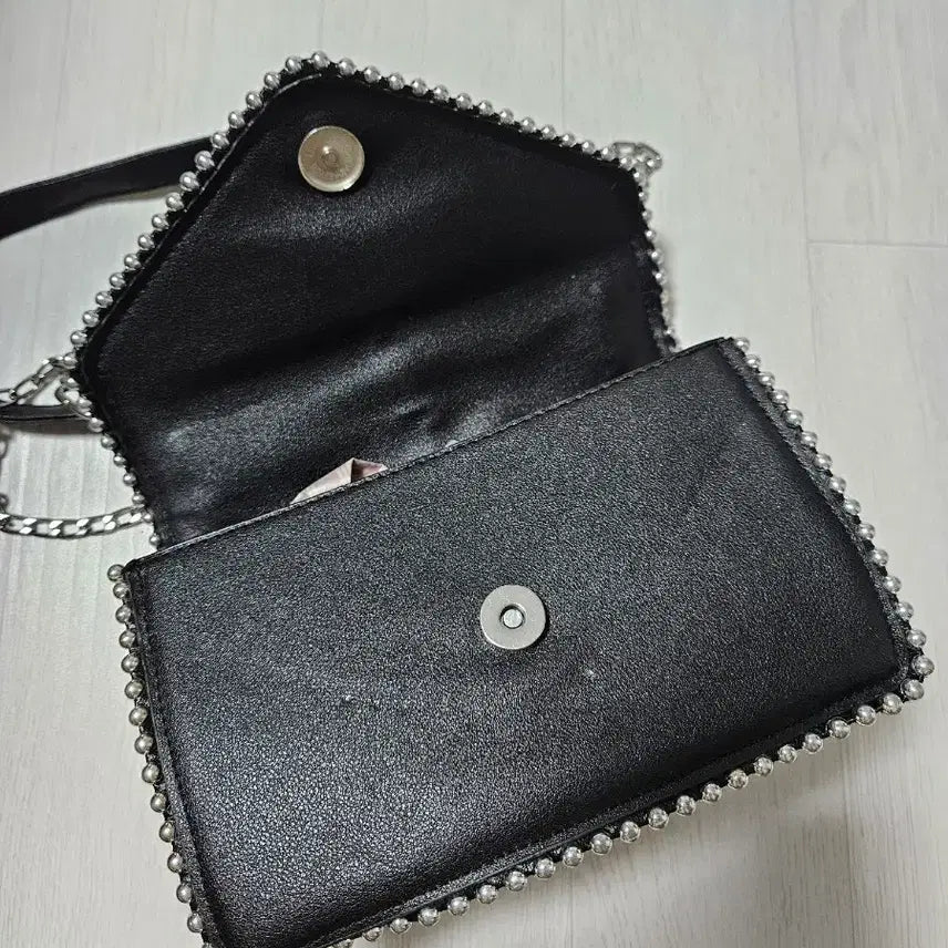 [BUNJANG] Black Crossbody Bag with Silver Studs / (새상품) 실버장식 블랙 크로스백