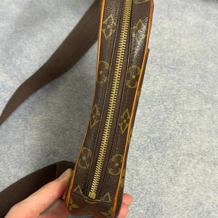 [BUNJANG] Louis Vuitton Monogram Sling Bag / 루이비통 겐지 모노그램 슬링백