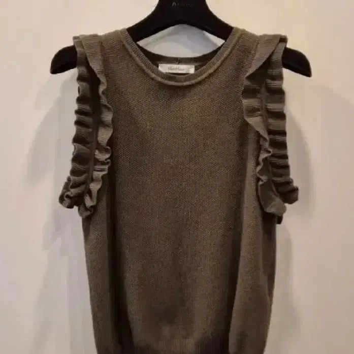 [SOLD OUT] 막스마라 러플 나시색상은 카키, 사이즈는 M