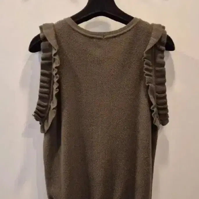 [SOLD OUT] 막스마라 러플 나시색상은 카키, 사이즈는 M