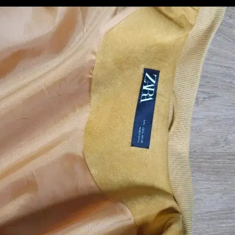 [BUNJANG] ZARA Yellow Suede Bomber Jacket (L) / 자라 옐로우 봄버 자켓 L사이즈입니다. 부드러운 스웨이드 재질로 간절기에