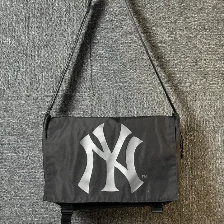 [BUNJANG] MLB New York Yankees Messenger Bag Black / MLB 뉴욕 양키스 메신저백 블랙