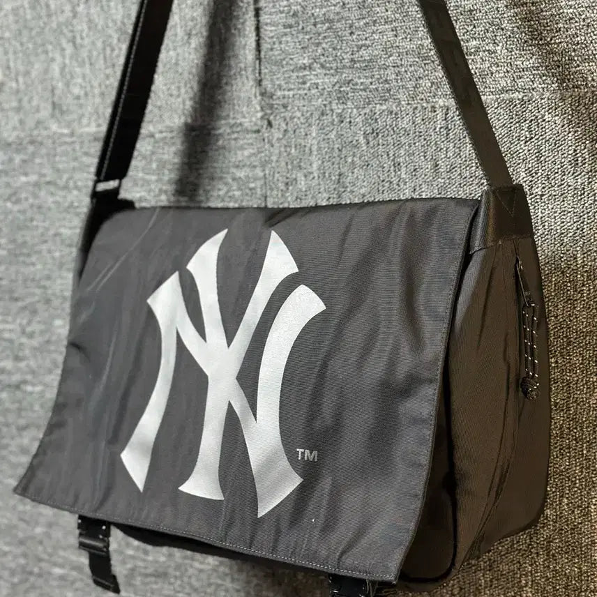 [BUNJANG] MLB New York Yankees Messenger Bag Black / MLB 뉴욕 양키스 메신저백 블랙