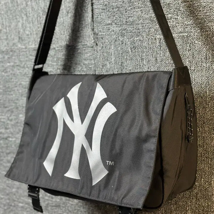 [BUNJANG] MLB New York Yankees Messenger Bag Black / MLB 뉴욕 양키스 메신저백 블랙