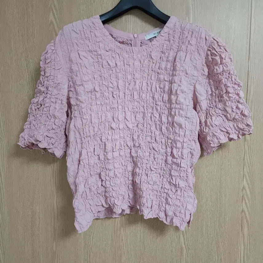 [SOLD OUT] 23년도 온앤온) 볼륨 셔링 소매 블라우스