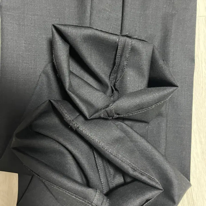 [BUNJANG] Bally Belted Deep Pleated Slacks - Charcoal / [32] 25SS 벨리에 벨티드 딥 플리츠 슬랙스 - 차콜