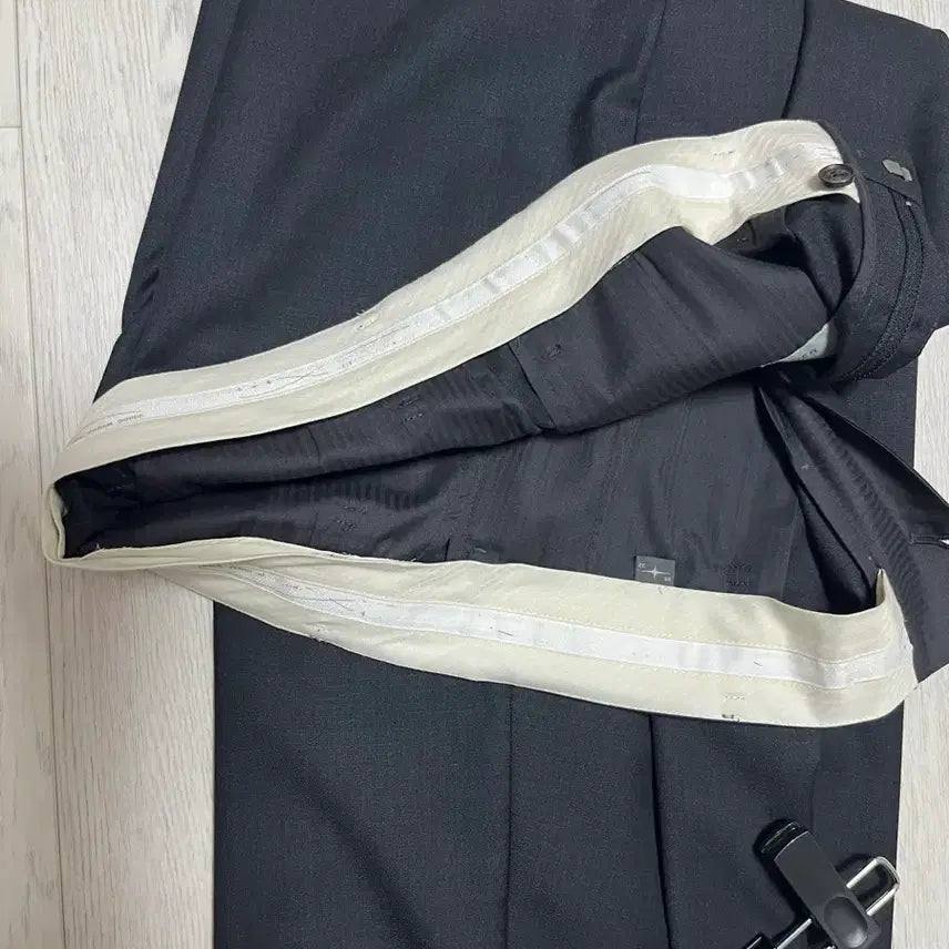 [BUNJANG] Bally Belted Deep Pleated Slacks - Charcoal / [32] 25SS 벨리에 벨티드 딥 플리츠 슬랙스 - 차콜