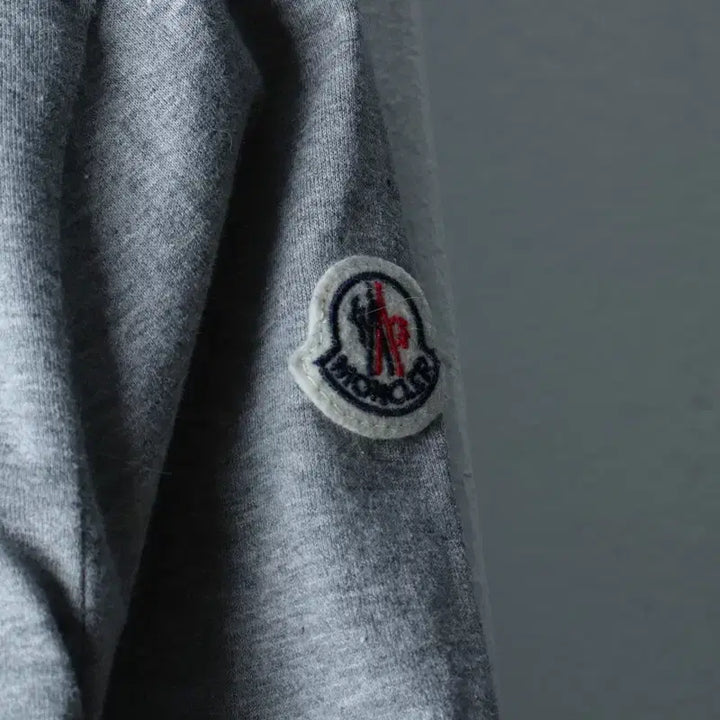 [BUNJANG] W(M) Moncler Small Logo Gray T-Shirt / W(M) 몽클레어 반팔 티셔츠 스몰로고 그레이 한정 K인증택-1830C