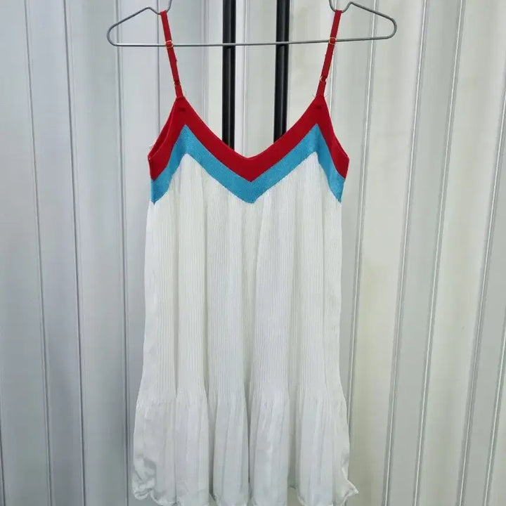[SOLD OUT] 화이트 플리츠 끈나시 새상품