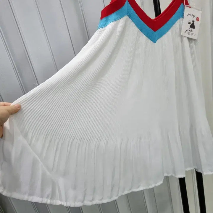[SOLD OUT] 화이트 플리츠 끈나시 새상품
