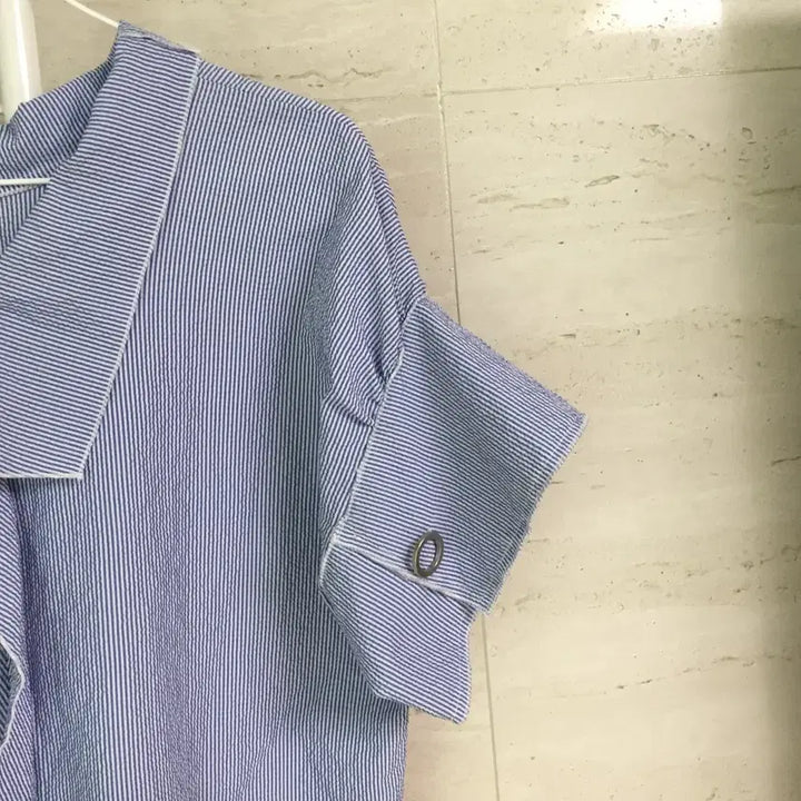 [BUNJANG] The Izzat Frill Puff Blouse / 더아아잗 프릴 퍼프 블라우스 85