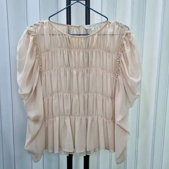 [BUNJANG] On&amp;On Shirred Blouse Beige / 온앤온 셔링 블라우스 베이지