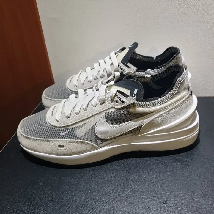 [BUNJANG] Nike Waffle White Sneakers (240) / 나이키 웨플 화이트 스니커즈(240)