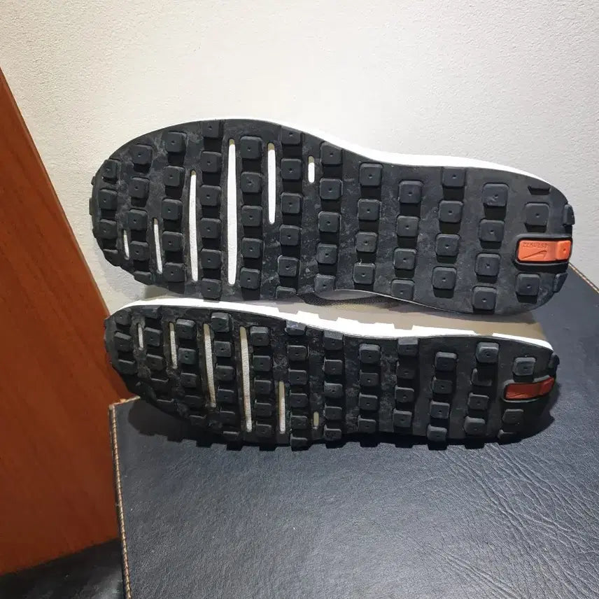 [BUNJANG] Nike Waffle White Sneakers (240) / 나이키 웨플 화이트 스니커즈(240)