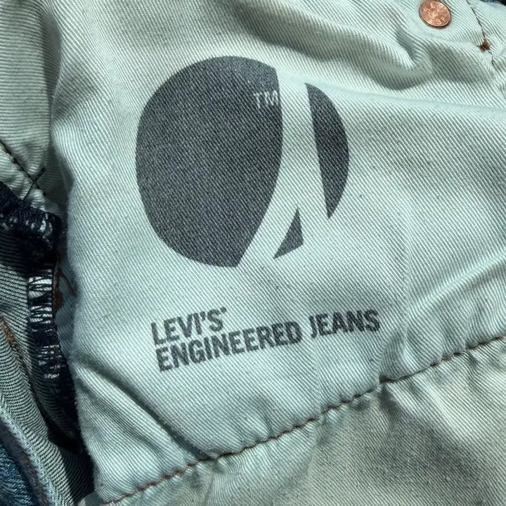 [SOLD OUT] 리바이스 엔지니어드 진 32/30 프리미엄라인