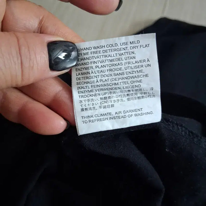 [BUNJANG] Black T-shirt with White Armband / 블랙 반팔 티셔츠 사선 완장