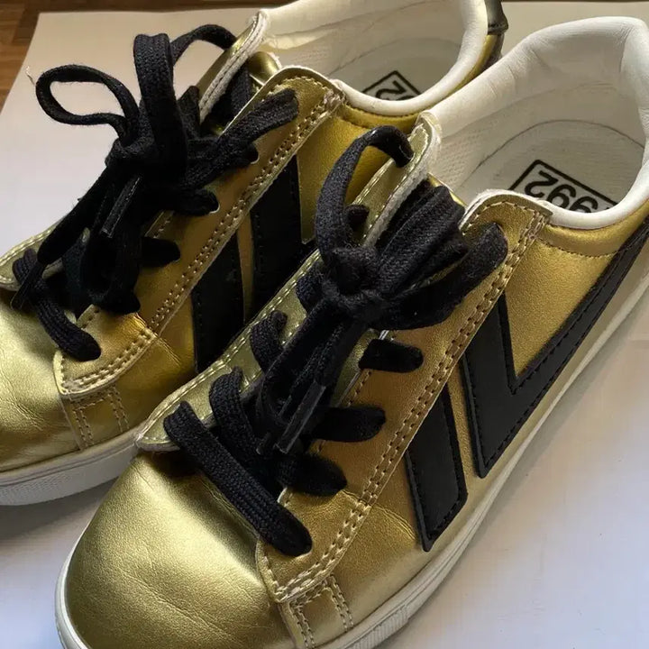[BUNJANG] Kolca Gold Sneakers 230 / 골드 스니커즈 230