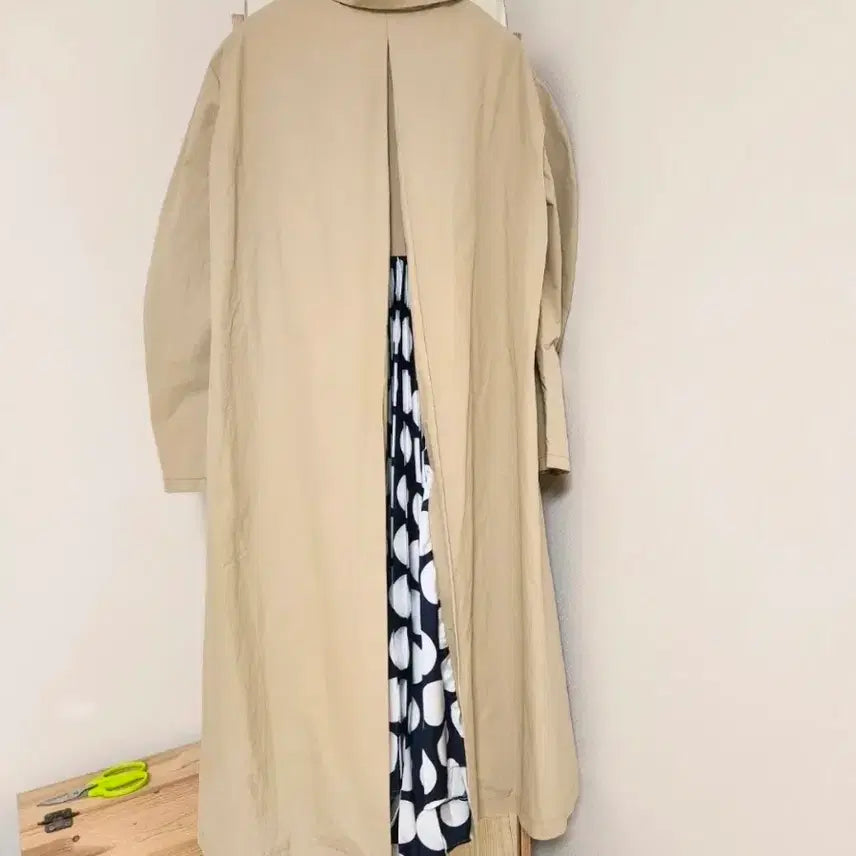 [BUNJANG] Trench Coat with Pleated Back Detail / 66에서 77사이즈 백 플리츠 트렌치코트 / 뒷면 도트 패턴 포인트
