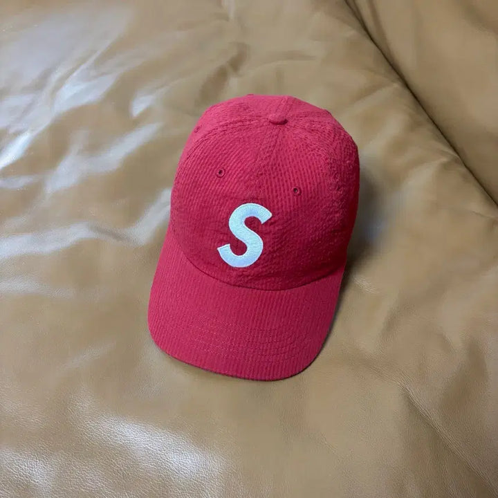 [SOLD OUT] 슈프림 S로고 6패널 볼캡 모자 24ss 시어서커 레드