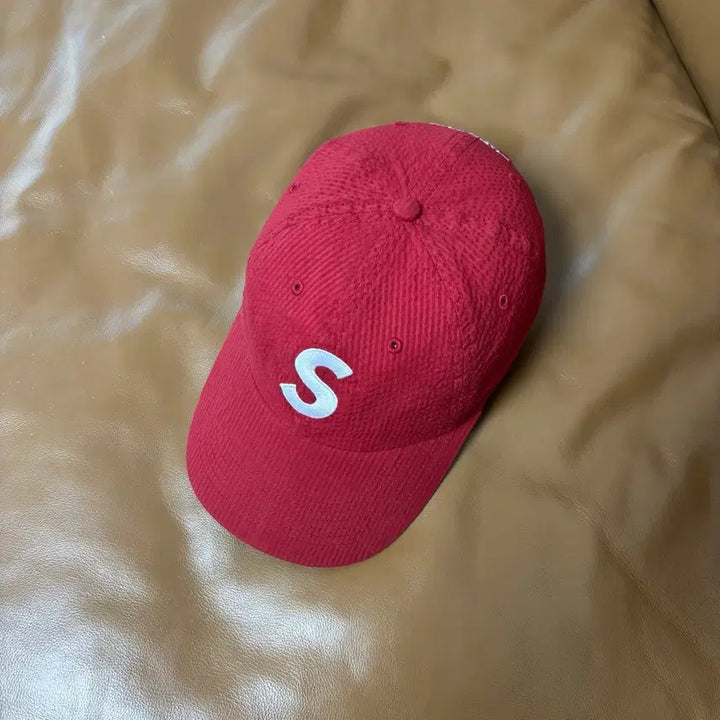 [SOLD OUT] 슈프림 S로고 6패널 볼캡 모자 24ss 시어서커 레드