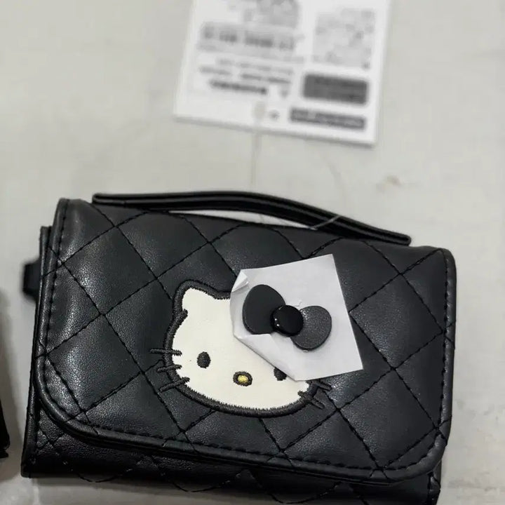 [SOLD OUT] 키티 오리지널 퀼트 블랙 지갑