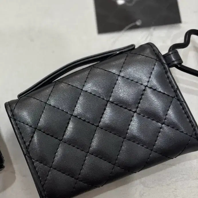 [SOLD OUT] 키티 오리지널 퀼트 블랙 지갑