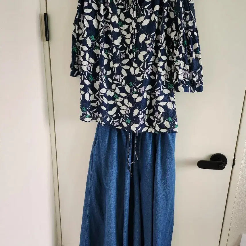 [BUNJANG] Navy Flower Blouse / 플라워 블라우스
