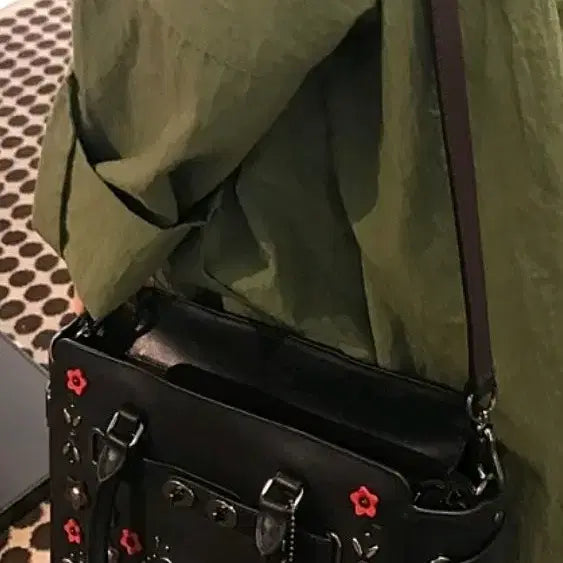 [BUNJANG] Coach Swagger Medium Flower Applique Handbag / 코치(Coach) 미디움 스웨거 플라워 아플리케 셀럽백
