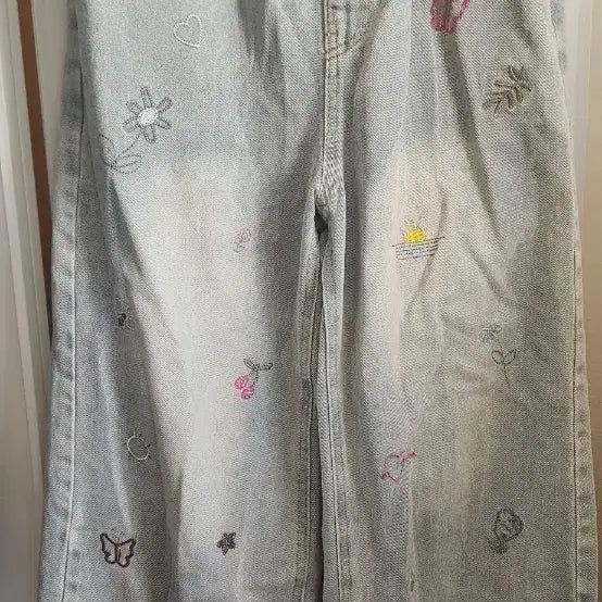 [BUNJANG] Comfortable High-Waisted Jeans with Embroidery / 밴딩 청바지