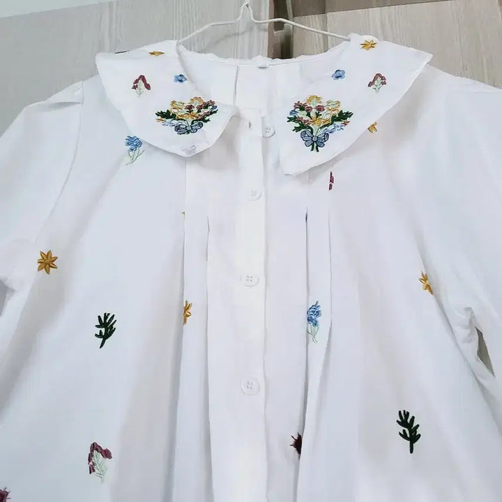 [BUNJANG] White Embroidered Blouse / 화이트 자수 블라우스