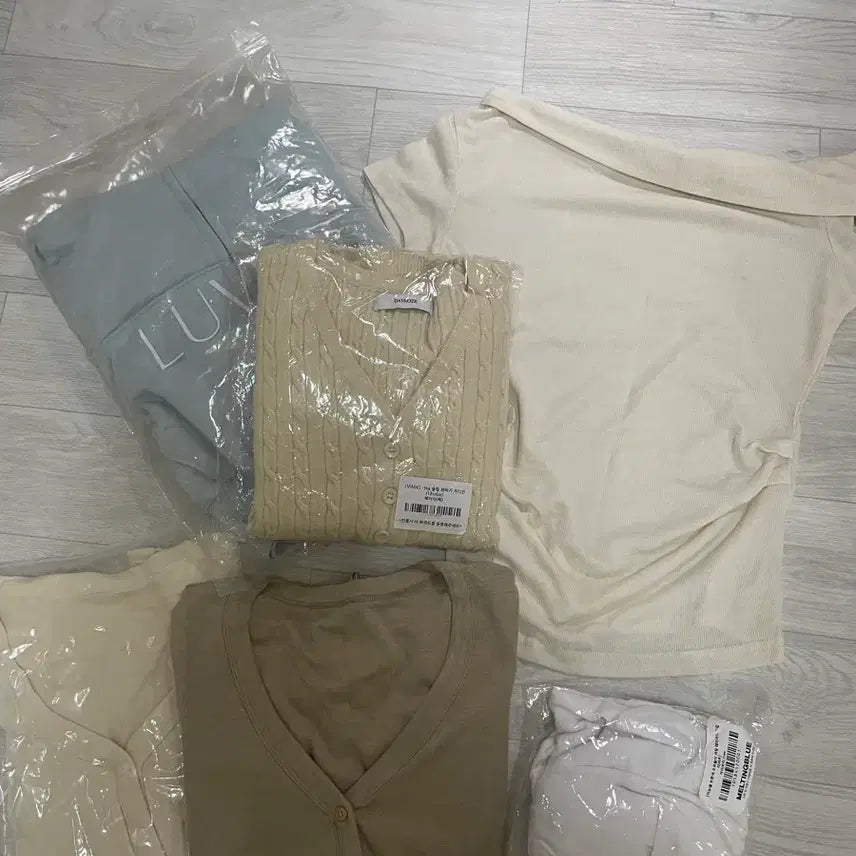 [SOLD OUT] 후드집업 가디건 티셔츠 쇼핑몰 새옷들 6벌