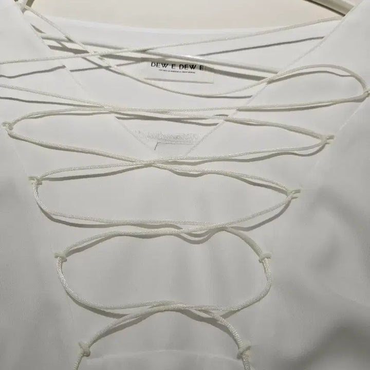 [BUNJANG] Dew e Dew e Lace-up Blouse / Dew e Dew e 레이스업 블라우스