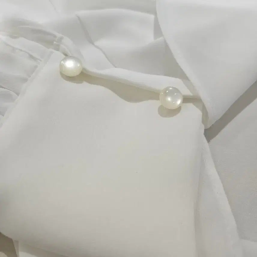 [BUNJANG] Dew e Dew e Lace-up Blouse / Dew e Dew e 레이스업 블라우스