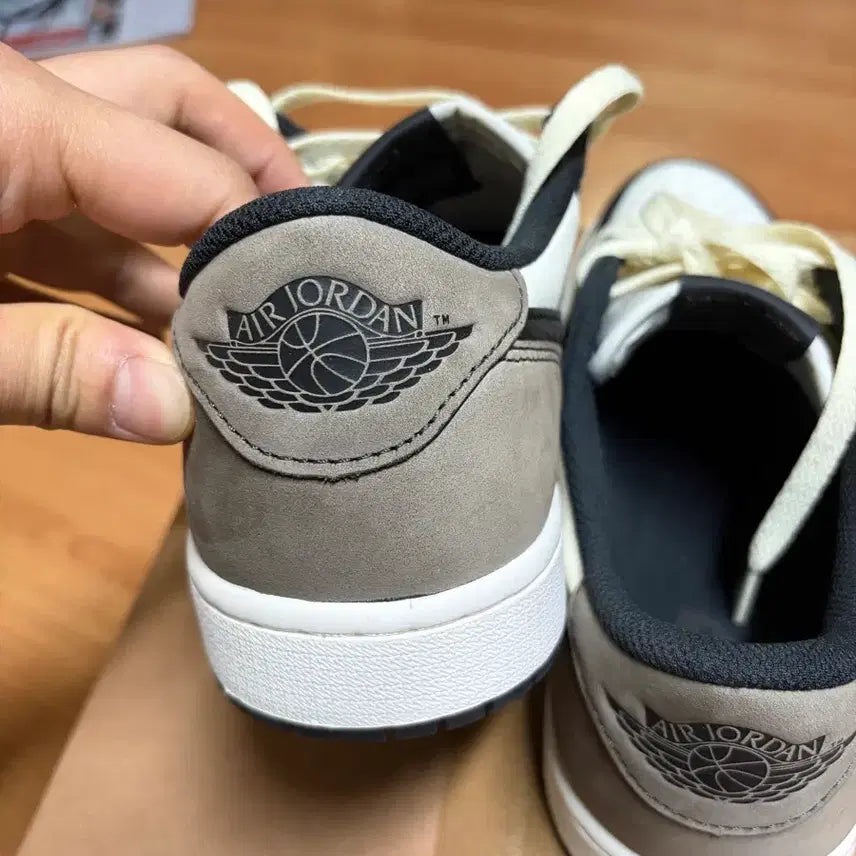 [SOLD OUT] [285/10.5] 나이키 조던 1 레트로 로우 모카