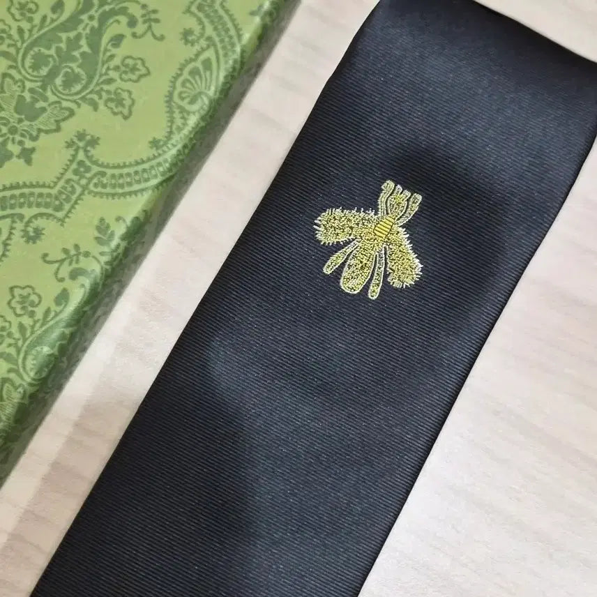 [SOLD OUT] 구찌 GUCCI 꿀벌 자수 실크 넥타이(블랙)