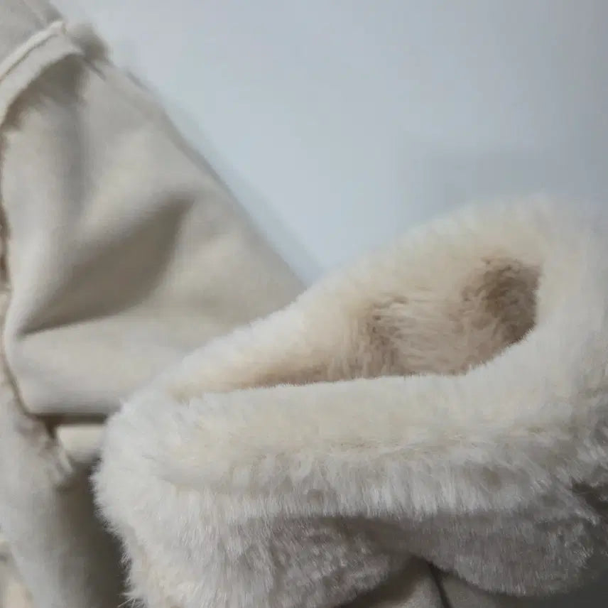 [BUNJANG] Codes Combine Ivory Faux Fur Coat / 코데즈컴바인 아이보리 무스탕 코트 26041601
