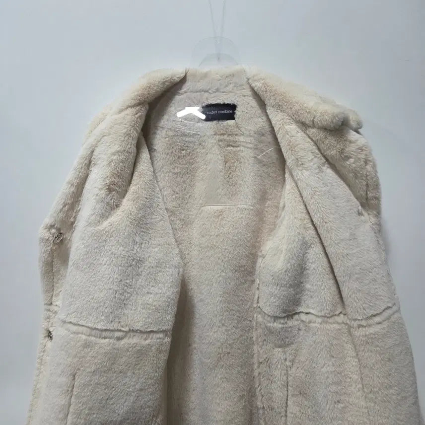 [BUNJANG] Codes Combine Ivory Faux Fur Coat / 코데즈컴바인 아이보리 무스탕 코트 26041601