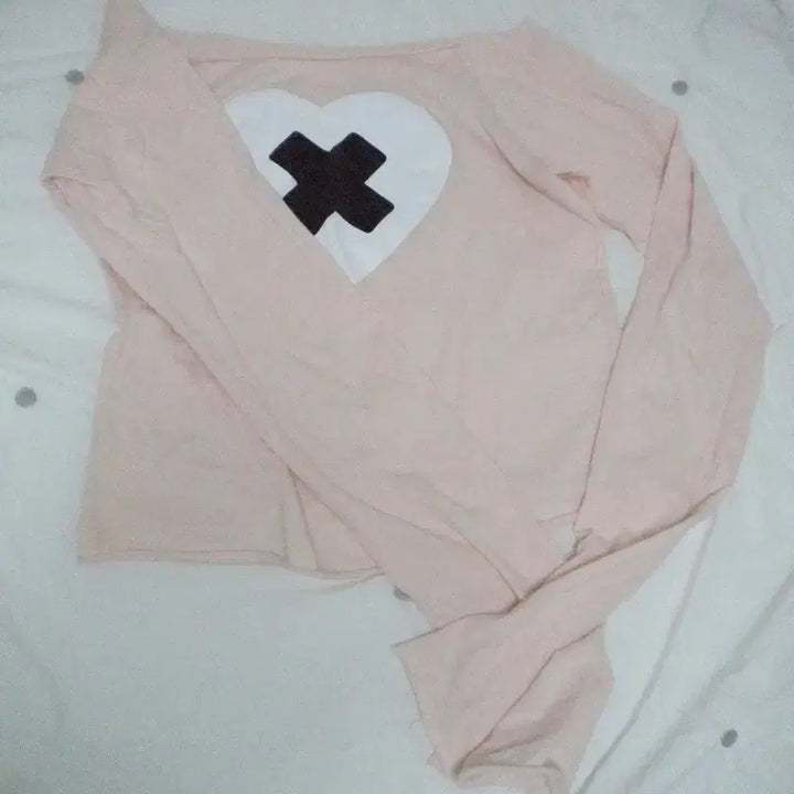 [SOLD OUT] 샵페어리 크로스 하트 컷오프 티셔츠 (핑크)