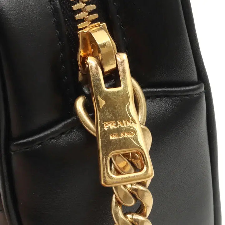 [BUNJANG] Prada Diagram Mini Chain Crossbody Bag / 프라다 블랙 카프스킨 금장 다이어그램 미니 체인 크로스백 / 1BH084