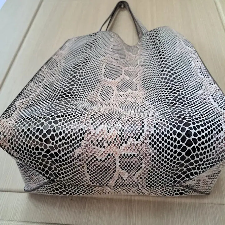 [SOLD OUT] 파이톤 패턴의 토트백새상품