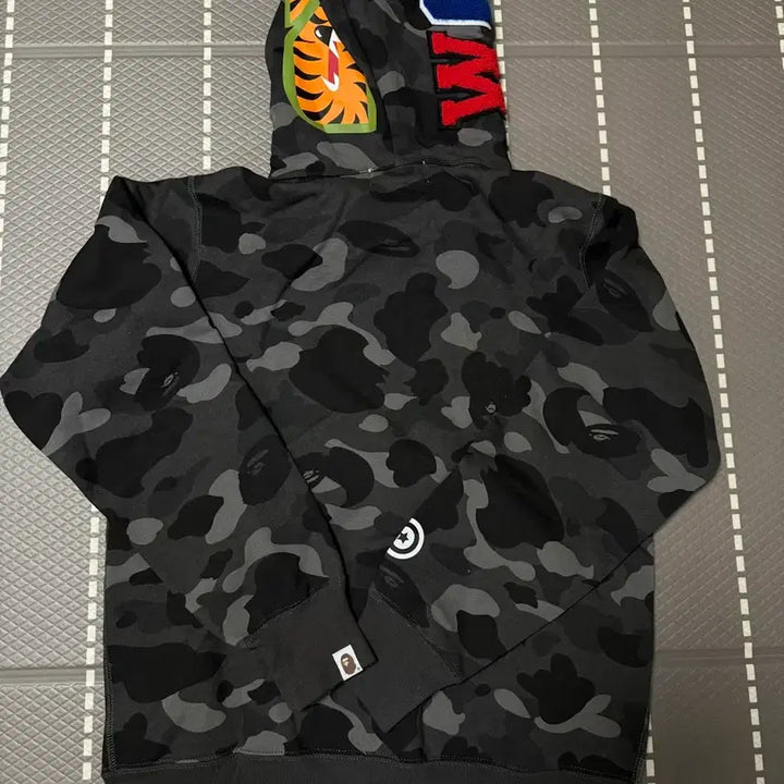 [SOLD OUT] 베이프 흑게 후드집업 / S