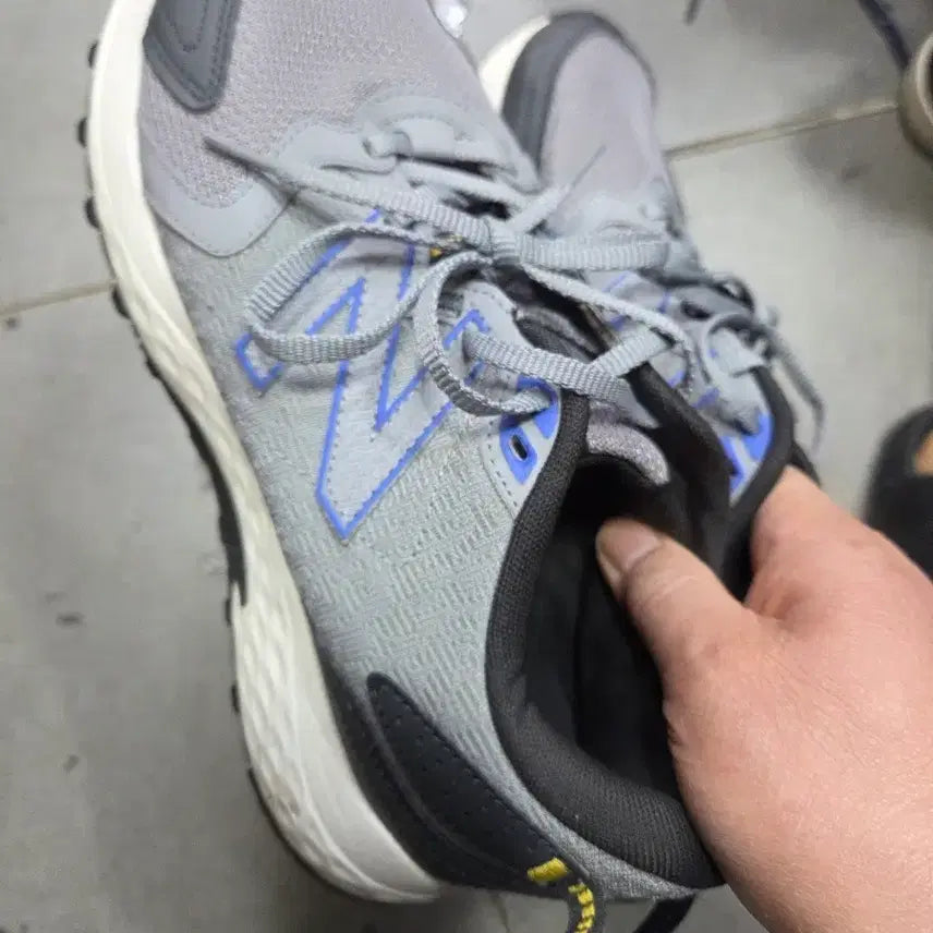 [BUNJANG] New Balance Trail Running Shoes (Gray, 265) / 뉴발란스 회색 트레일 운동화265