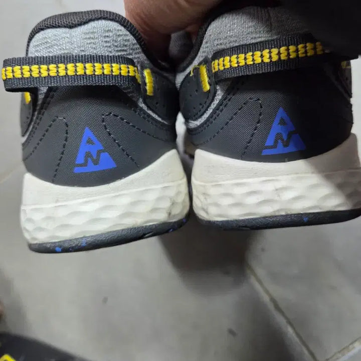 [BUNJANG] New Balance Trail Running Shoes (Gray, 265) / 뉴발란스 회색 트레일 운동화265