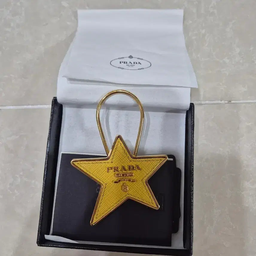 [BUNJANG] Prada Star Keychain / 프라다 별키링
