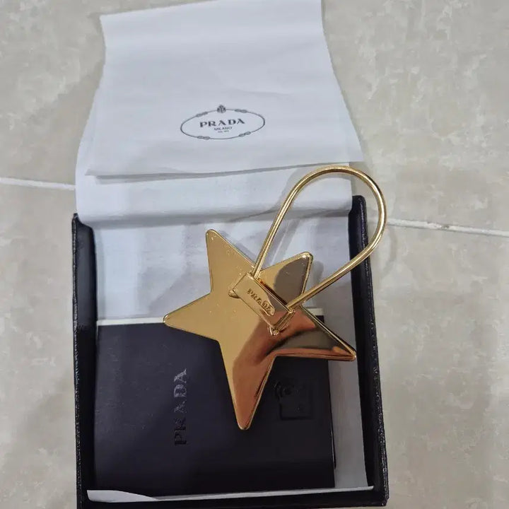 [BUNJANG] Prada Star Keychain / 프라다 별키링
