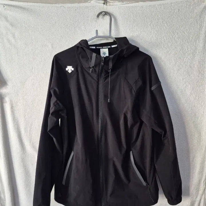 [SOLD OUT] M 데상트 블랙 후드 바람막이