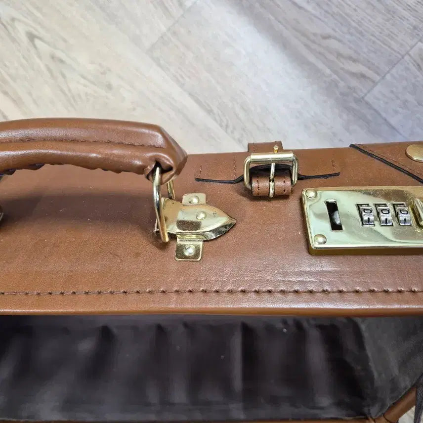 [BUNJANG] Studio Ghibli Laputa Limited Edition Leather Bag / 스튜디오 지브리 천공의 성 라퓨타 한정판 가죽가방